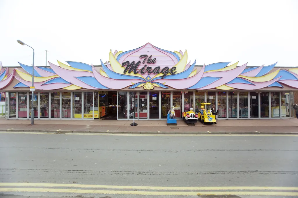 Bloc Weekend 2008 — documentary, event and music photograph in Hemsby-on-Sea, Norfolk, UK, frame 57 of 151.